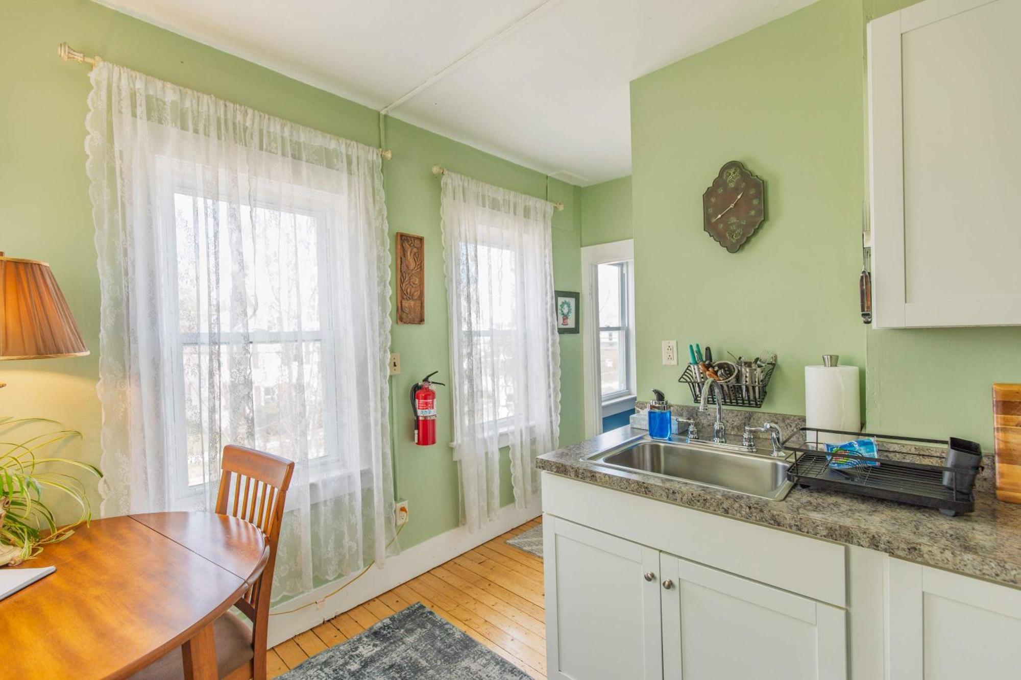 Centrally Located With Lake Views Burlington Bagian luar foto