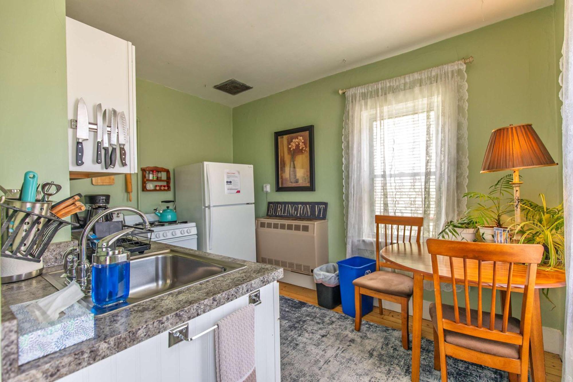 Centrally Located With Lake Views Burlington Bagian luar foto